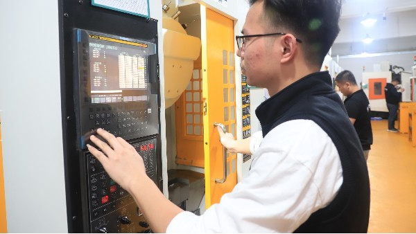 精密铝件CNC加工中的无划伤秘诀：从技巧到选择